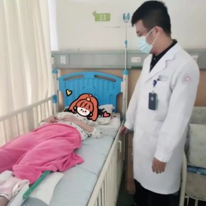 ​少女患上神秘怪病！摔跤后骨折去医院一查全身骨头都在溶解…