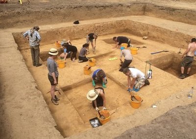 ​英国王家属地泽西岛莱斯瓦兰出土1.5万年前石块 是不列颠群岛最古老艺术品