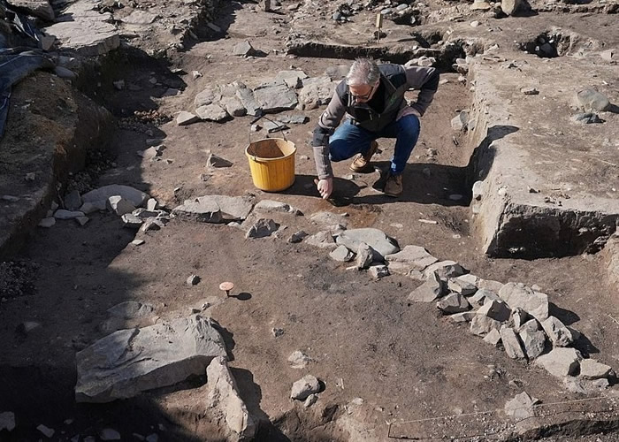 英国诺森伯兰郡城堡下发现2000年前罗马帝国时期“圆屋”（Roundhouse）遗址