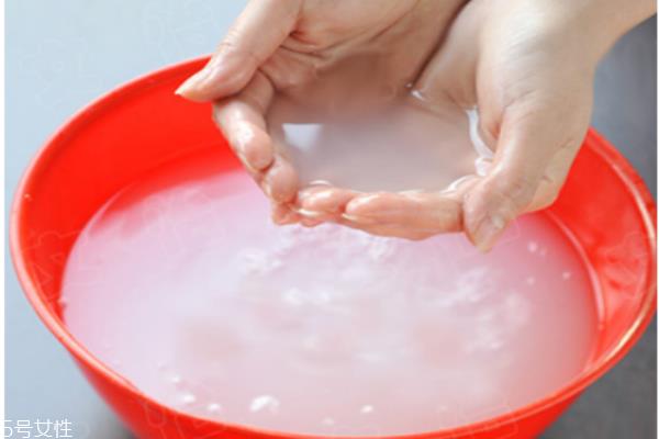 淘米水洗脸能祛痘吗 淘米水洗脸的功效