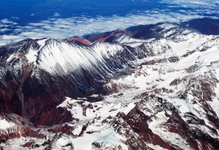 世界上最长的山脉，全长8900余公里，是喜玛拉雅山脉的三倍有余