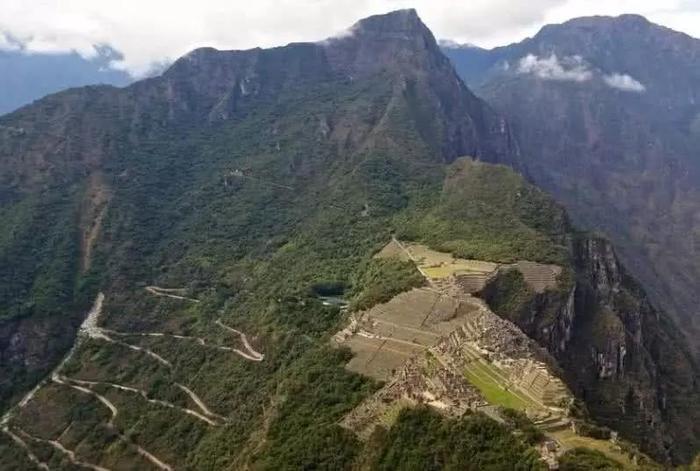 世界上最长的山脉，全长8900余公里，是喜玛拉雅山脉的三倍有余