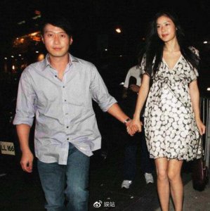 ​42岁乐基儿近照曝光，与儿子温馨同框，再婚后幸福满足