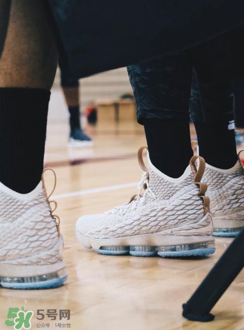 nike lebron 15 ghost什么时候发售_多少钱？