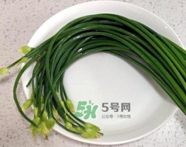 ​吃韭菜苔回奶吗？韭菜苔和蒜苗是一回事吗