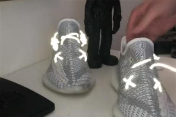 yeezy350 kaws鞋带怎么绑 椰子kaws鞋带绑法教程