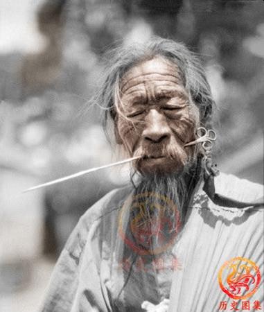 一组百年前的道士上色老照片：个个都仙风道骨，图一是华山比武